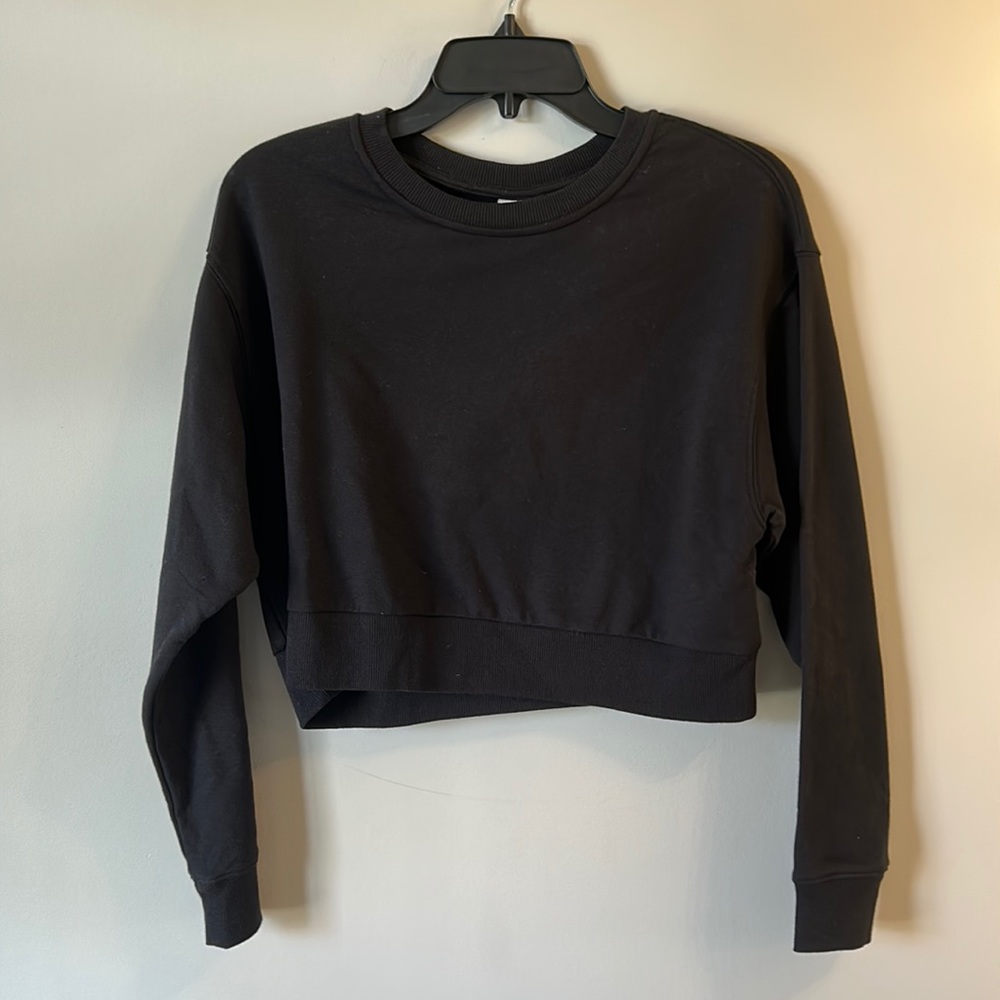 Black cropped sweatshirt